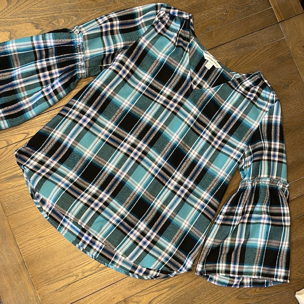 Counterparts small top with bell sleeve.